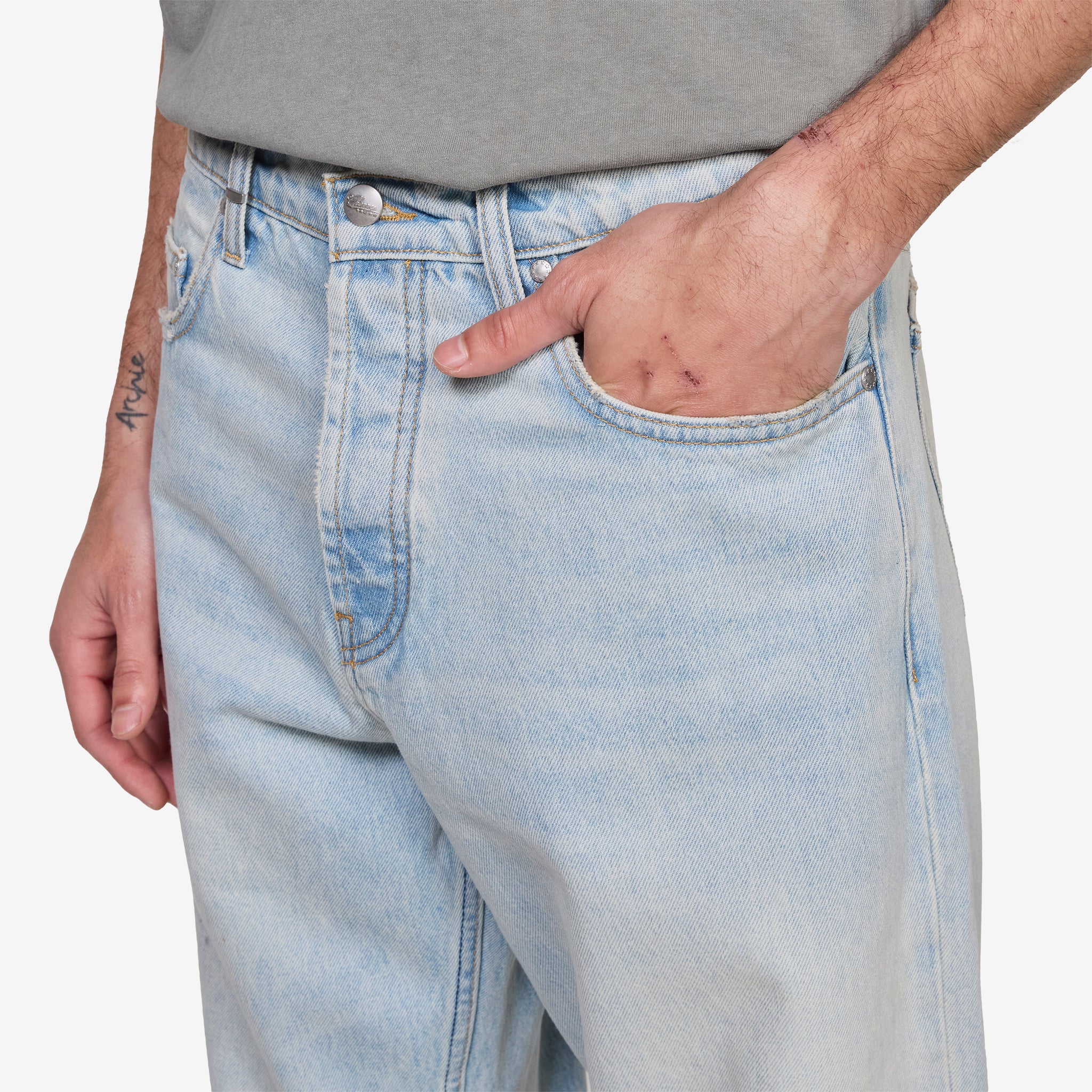 Relaxed 5 Pocket Jeans Light Wash - Image 4